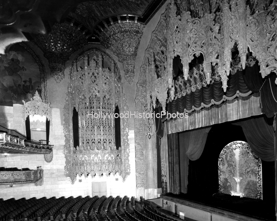 United Artists interior 1927 2 Screen curtain and stage 937 So. Broadway.jpg